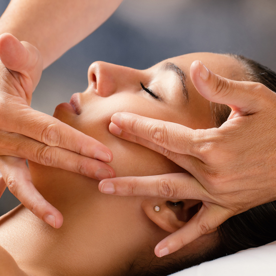 Protistresová relaxačná masáž tváre, krku, dekoltu a chrbta